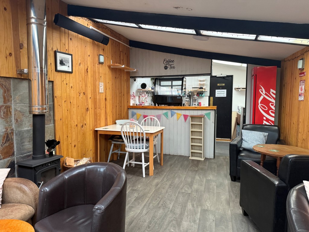 Lot: 82 - FREEHOUSE PUBLIC HOUSE, CAFÉ, OWNERS ACCOMMODATION, SOUVENIR SHOP, OUTSIDE AREAS AND PARKING - Café and seating area